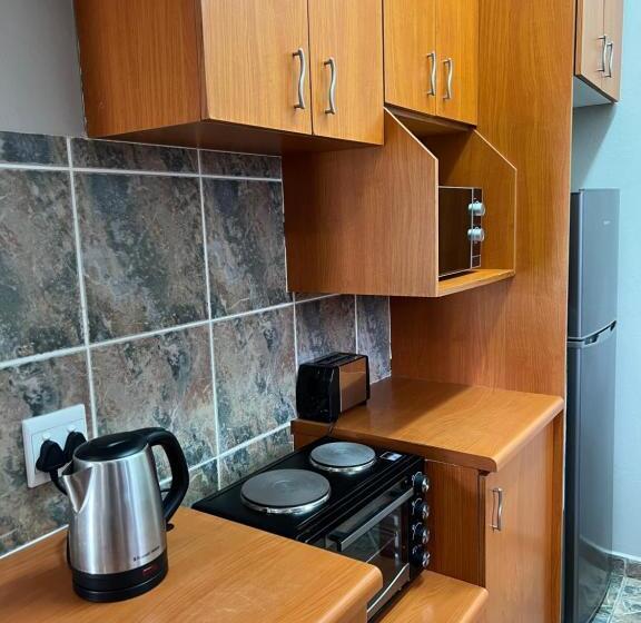 スタンダードスタジオ, Benri B&b & Selfcatering