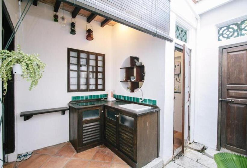 استودیوی لوکس, Boutique Guest House