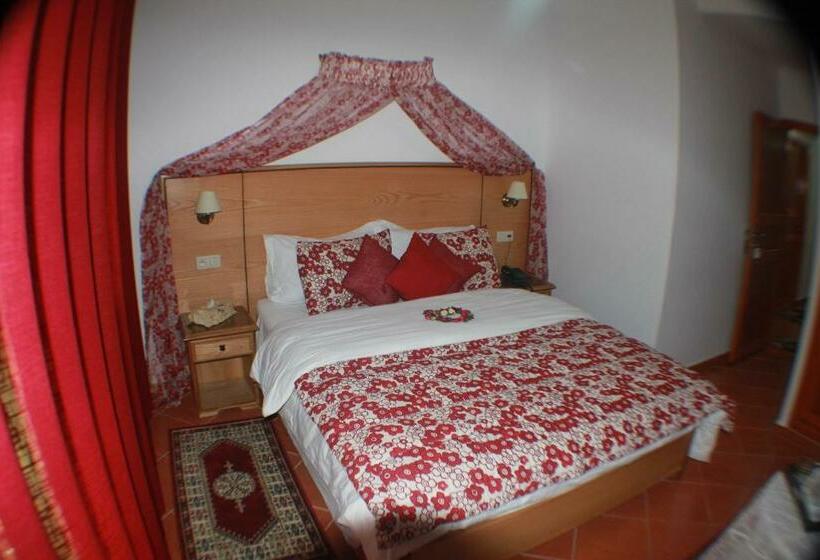 اتاق استاندارد سه نفره, Sary S