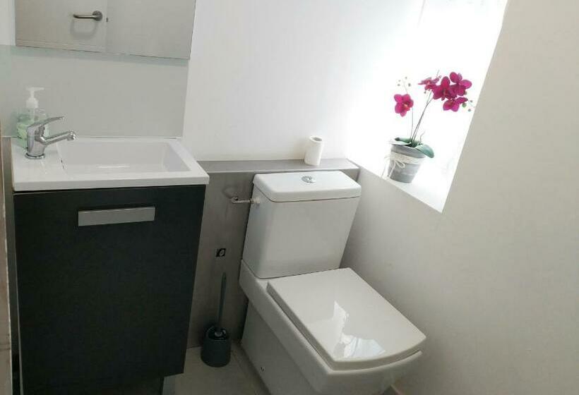 اتاق استاندارد با سرویس بهداشتی مشترک, Rin Rooms