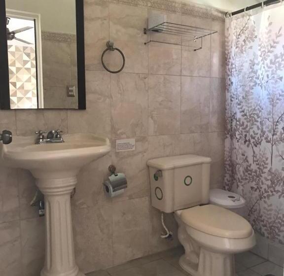 标准三人间, Posada Mercy