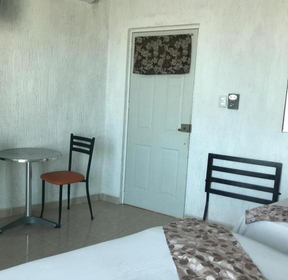 标准三人间, Posada Mercy