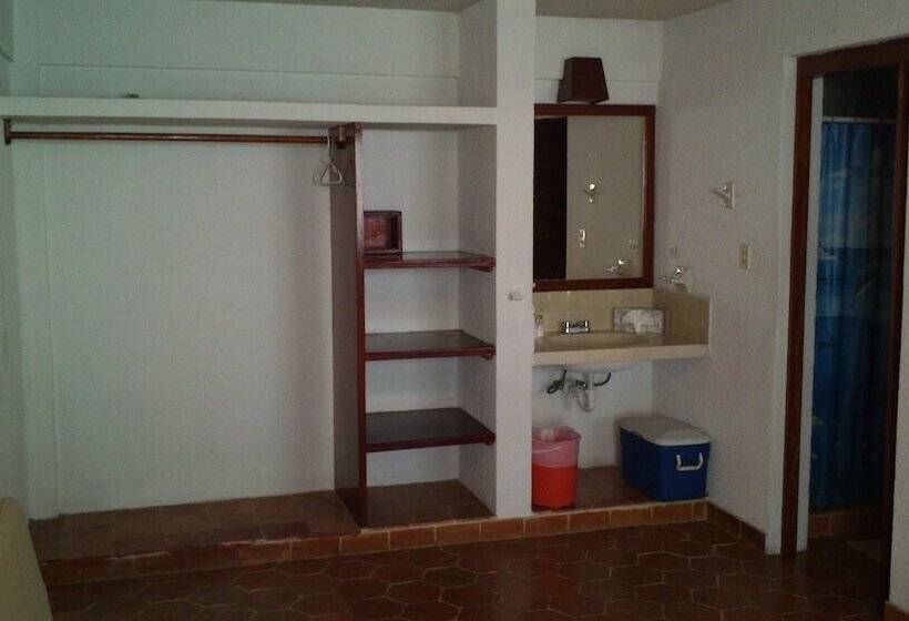 标准间, Safari Inn