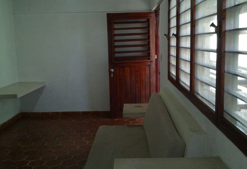 标准间, Safari Inn