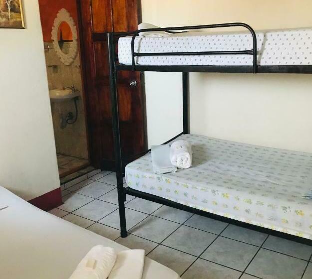 اتاق استاندارد سه نفره, Hostal Brisas Y Olas