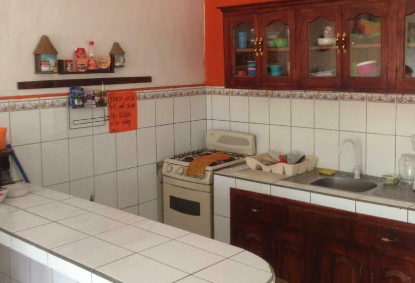 اتاق استاندارد سه نفره, Hostal Brisas Y Olas
