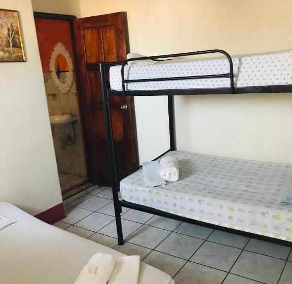 اتاق استاندارد سه نفره, Hostal Brisas Y Olas