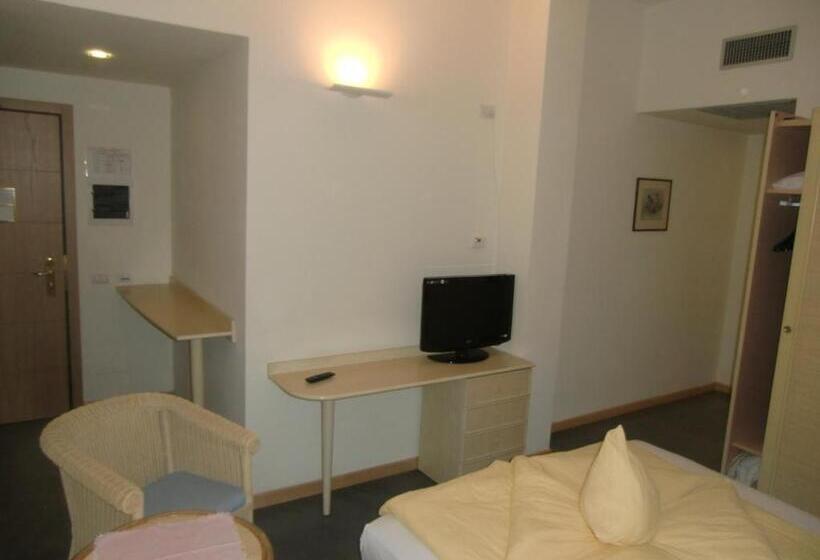 Suite with lake view, Beach Hotel Du Lac Malcesine