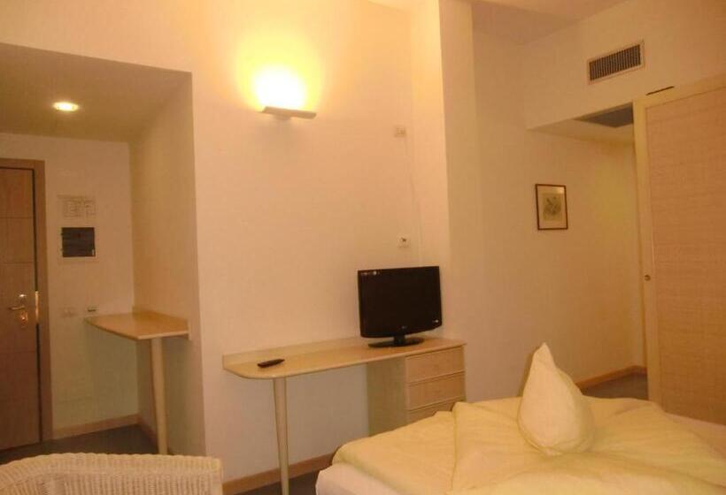 Suite with lake view, Beach Hotel Du Lac Malcesine