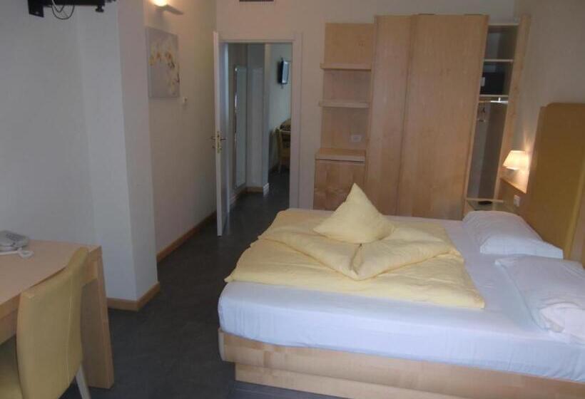 Suite with lake view, Beach Hotel Du Lac Malcesine