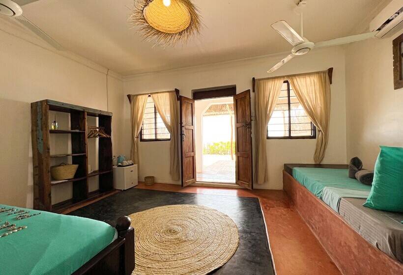 Triple Room Sea View, Pili Pili Beach Bungalows