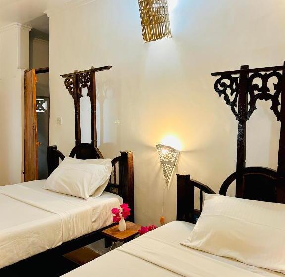 Economy Quadruple Room, Pili Pili Beach Bungalows