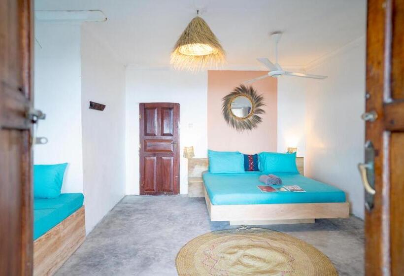 Triple Room Sea View, Pili Pili Beach Bungalows