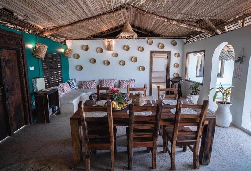 Люкс 3 Спальни, Pili Pili Beach Bungalows
