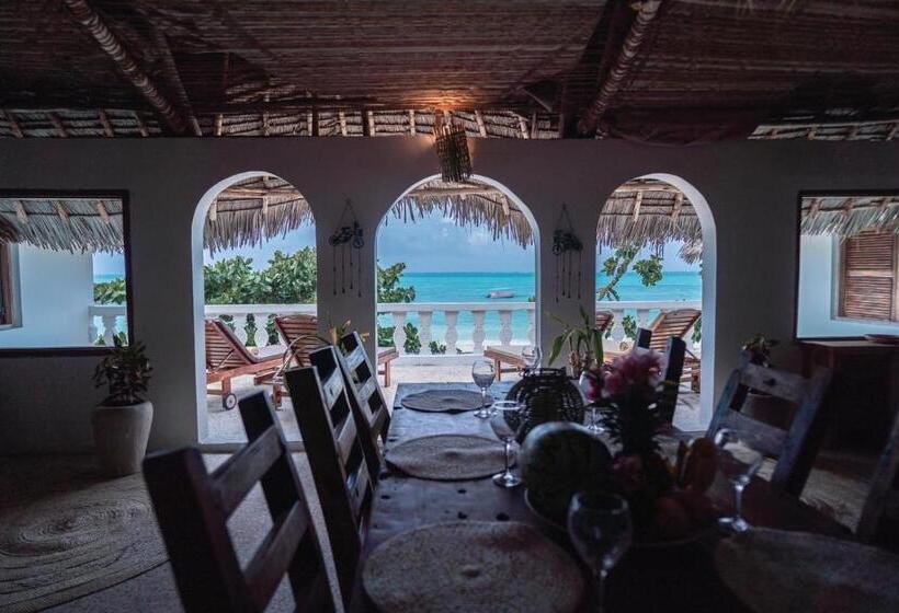 Люкс 3 Спальни, Pili Pili Beach Bungalows