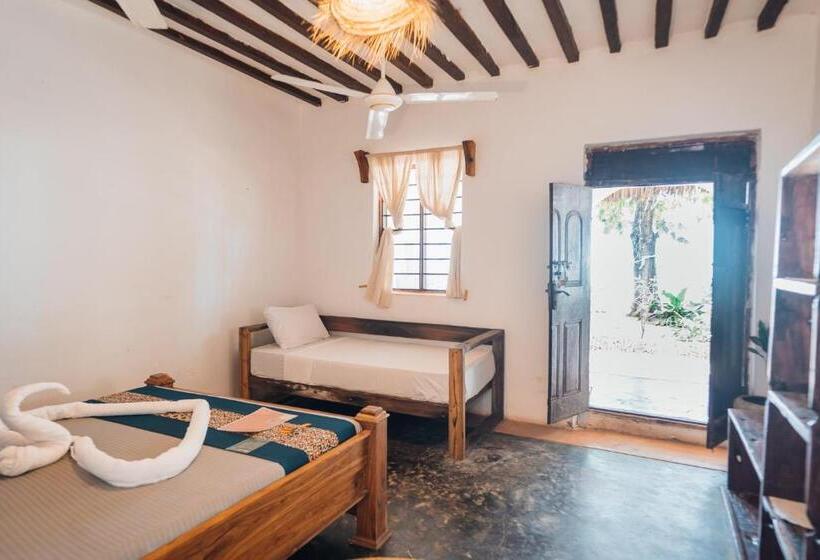 Трехместный Номер Стандарт Вид на Сад, Pili Pili Beach Bungalows