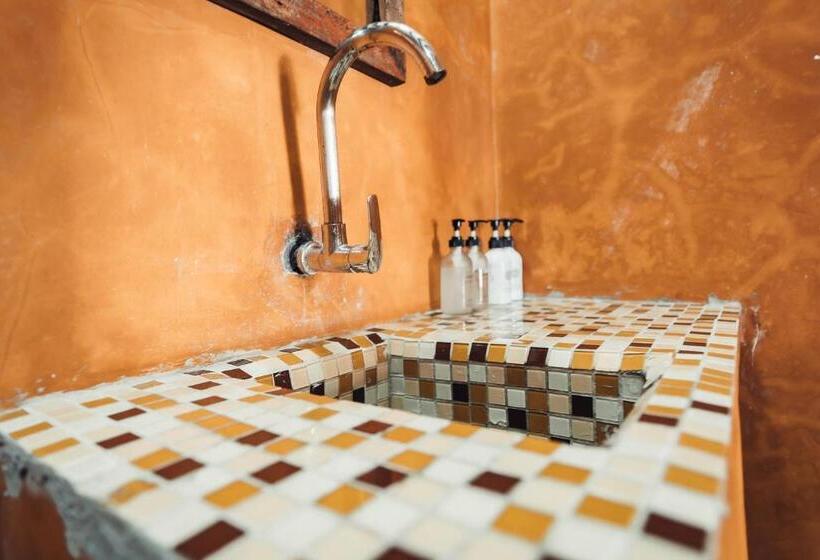 اتاق استاندارد سه تخته با چشم‌انداز باغ, Pili Pili Beach Bungalows