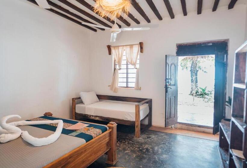 Трехместный Номер Стандарт Вид на Сад, Pili Pili Beach Bungalows