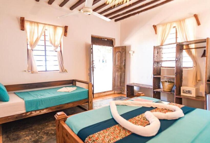 Трехместный Номер Стандарт Вид на Сад, Pili Pili Beach Bungalows