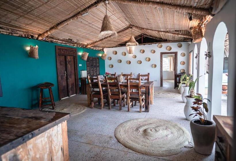 Люкс 3 Спальни, Pili Pili Beach Bungalows