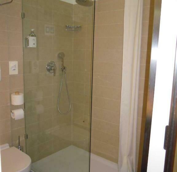 带河湖景观的轻年套房, Beach Hotel Du Lac Malcesine