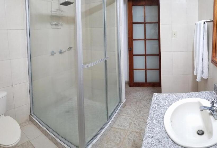 标准三人间, Casa Guardia Panama