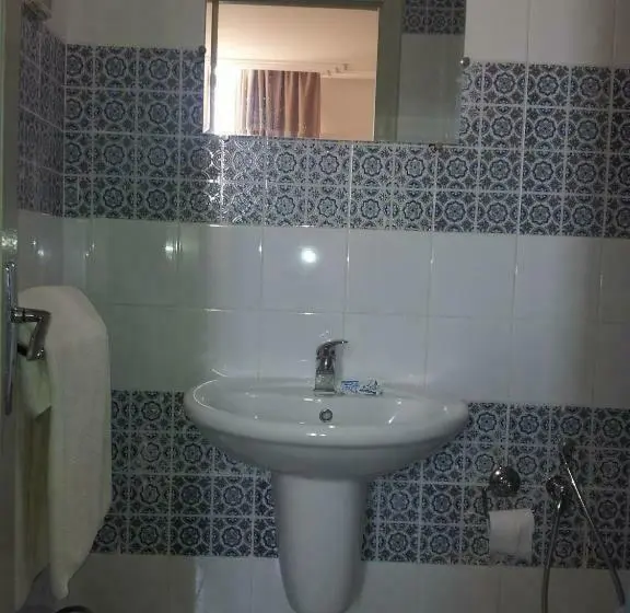 اتاق استاندارد چهار تخته, Hôtel Medina