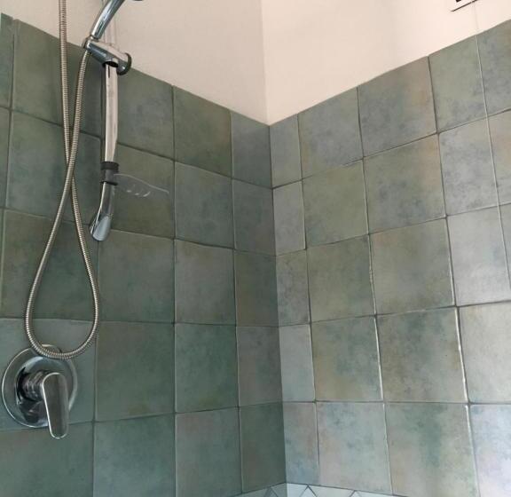 スタンダードシングルルーム, Sorgente