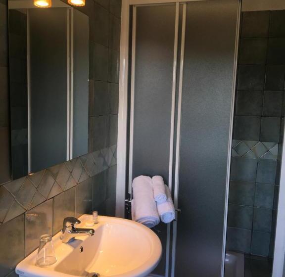 スタンダードトリプルルーム, Sorgente