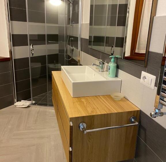 テラス付き１ベッドルームアパートメント, Sorgente