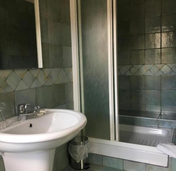 スタンダードトリプルルーム, Sorgente