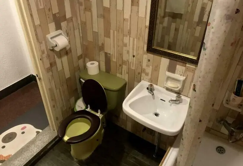 تختخواب در اتاق مشترک, Doobaki Hostel