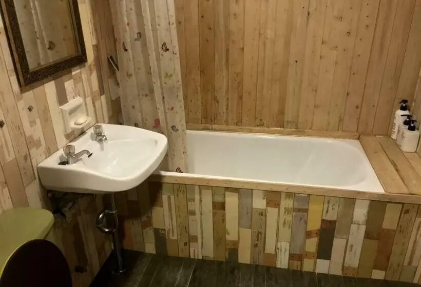 تختخواب در اتاق مشترک, Doobaki Hostel