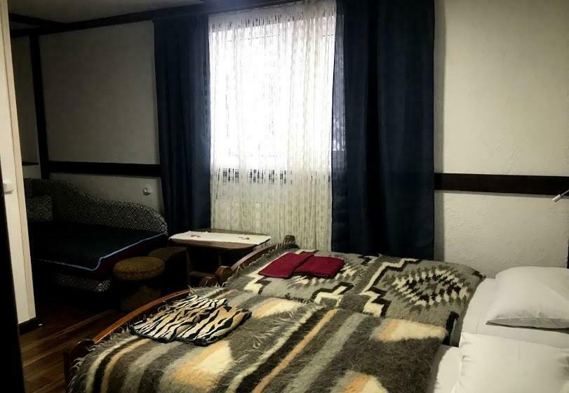 غرفة قياسية ثلاثية, Fayniy Motel