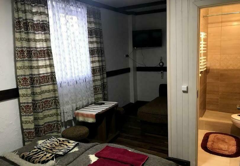 غرفة قياسية ثلاثية, Fayniy Motel