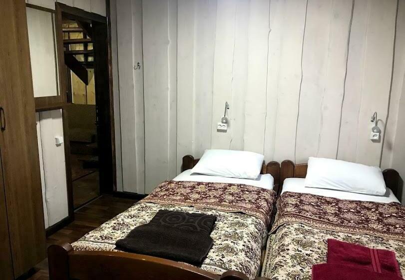 غرفة قياسية ثلاثية, Fayniy Motel