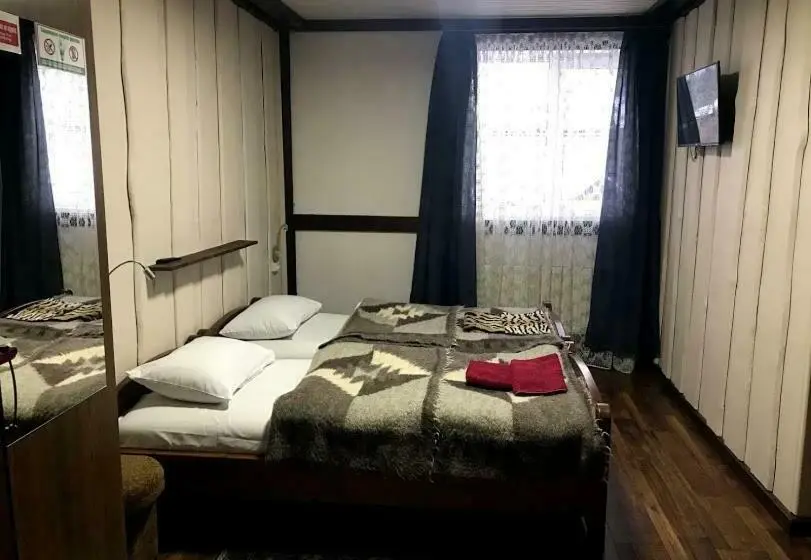 Classic Kolmen Hengen Huone, Fayniy Motel