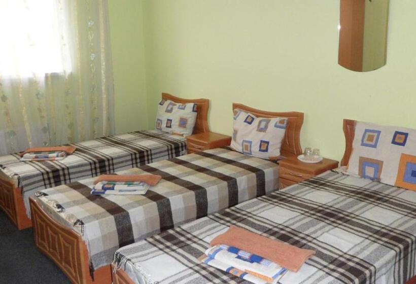 Economy Triple Room, Hostel Vitan