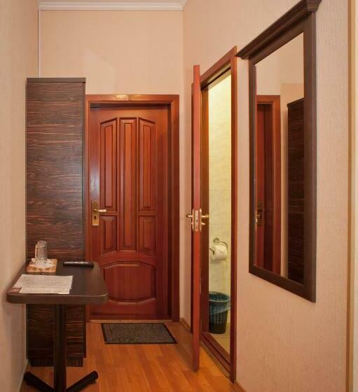 Standard Szoba, Barbaris