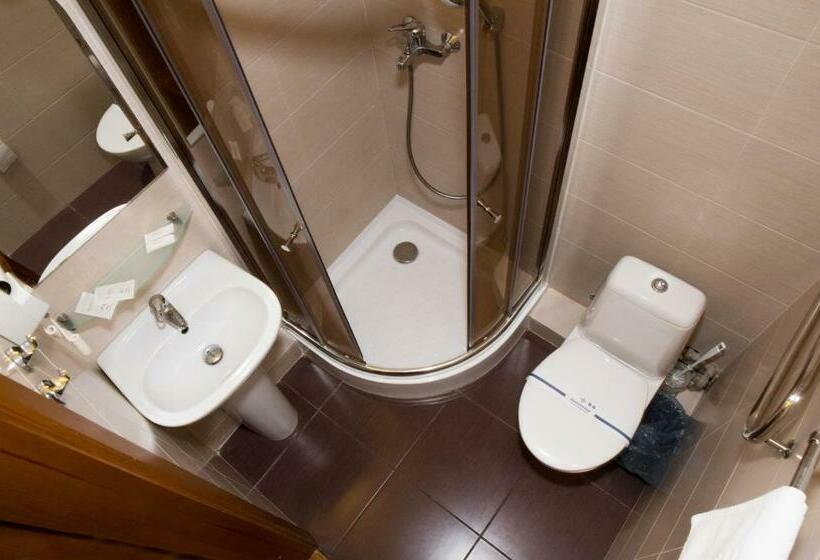 Comfort Szoba, Barbaris