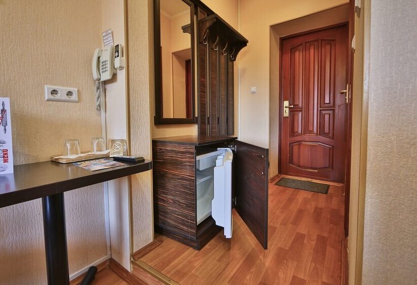 Comfort Szoba, Barbaris