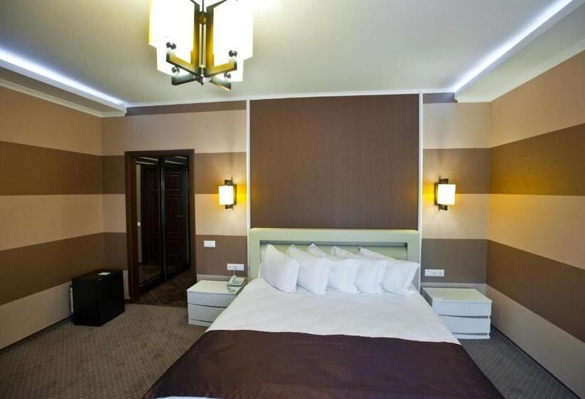 سوئیت با بالکن, Complex Dacha