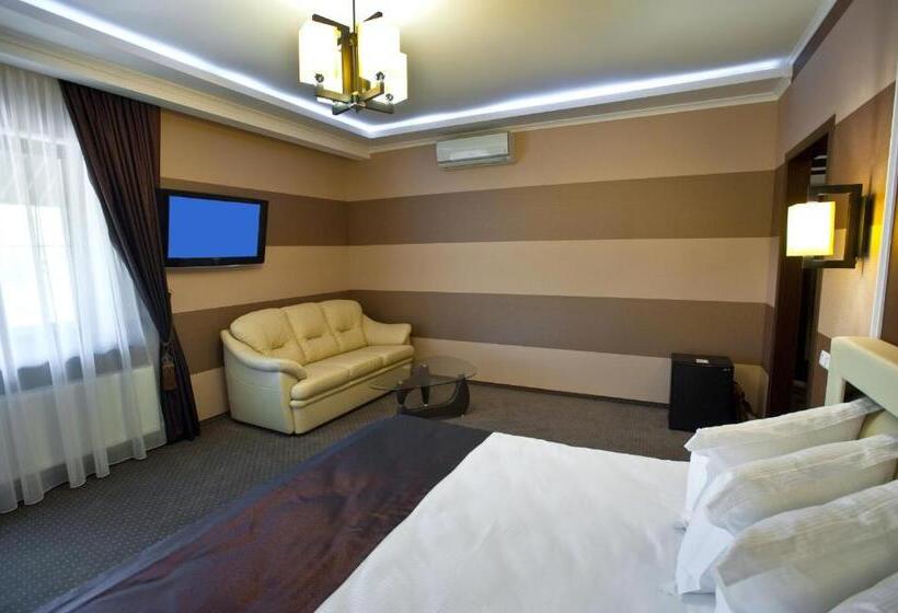 سوئیت با بالکن, Complex Dacha