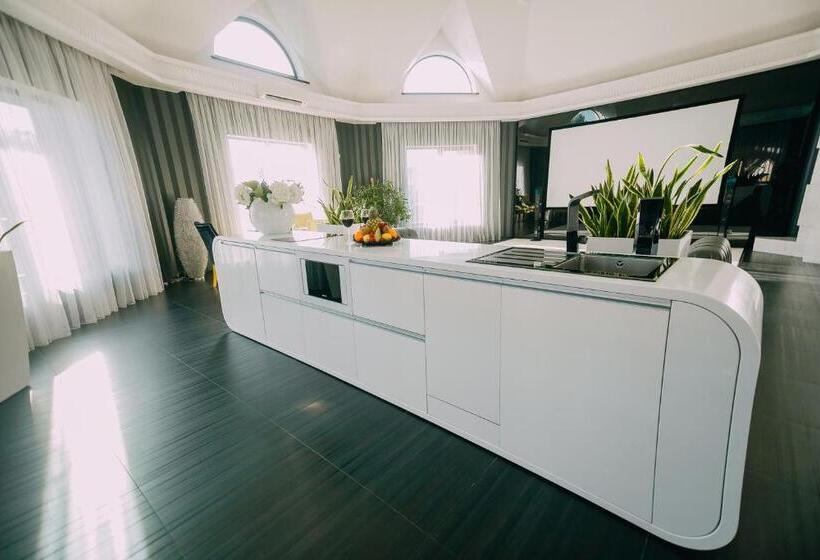 سوئیت پرزیدنت, Complex Dacha