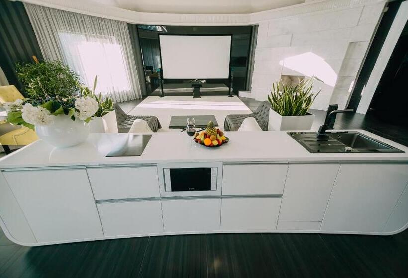 سوئیت پرزیدنت, Complex Dacha