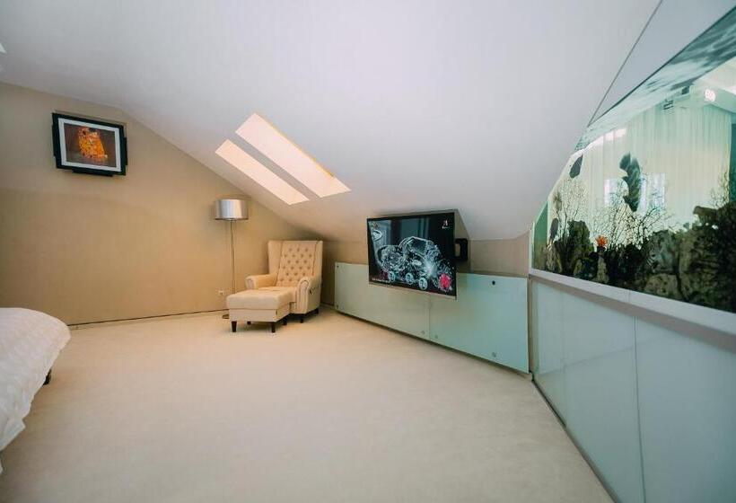 سوئیت پرزیدنت, Complex Dacha