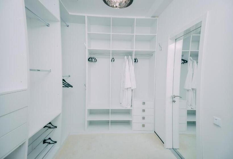 سوئیت پرزیدنت, Complex Dacha