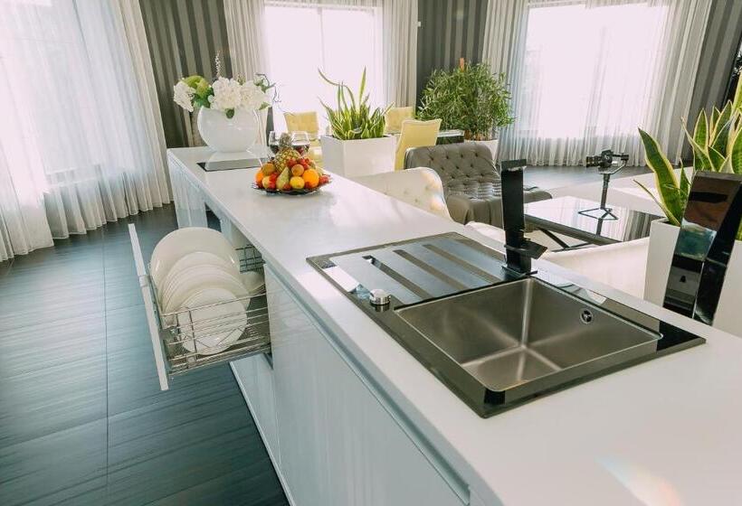 سوئیت پرزیدنت, Complex Dacha