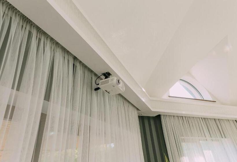 سوئیت پرزیدنت, Complex Dacha