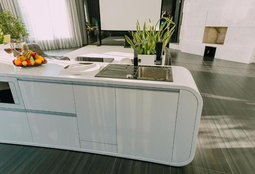 سوئیت پرزیدنت, Complex Dacha